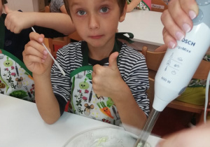 chłopiec próbuje określa smak pasty z avokado
